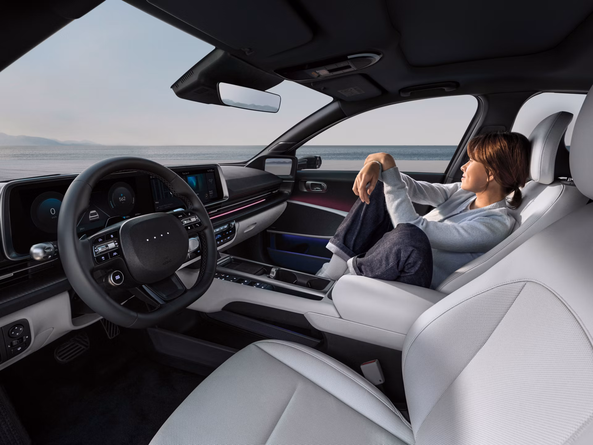 Žena se opušta na prednjem suvozačevom sjedalu u modelu Hyundai IONIQ 6.